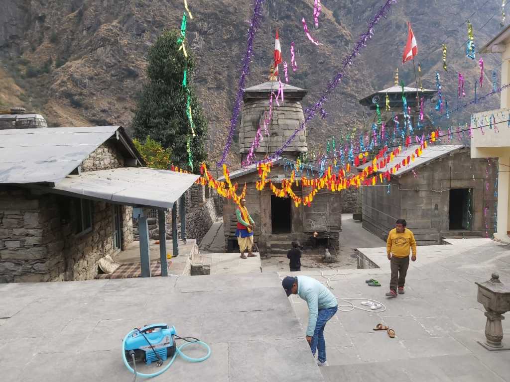 उत्तराखंड में श्री बदरीनाथ- केदारनाथ मंदिर समिति ने भगवान राम मंदिर प्राण प्रतिष्ठा कार्यक्रम के मद्देनजर योग बदरी पांडुकेश्वर में स्वच्छता अभियान चलाया।