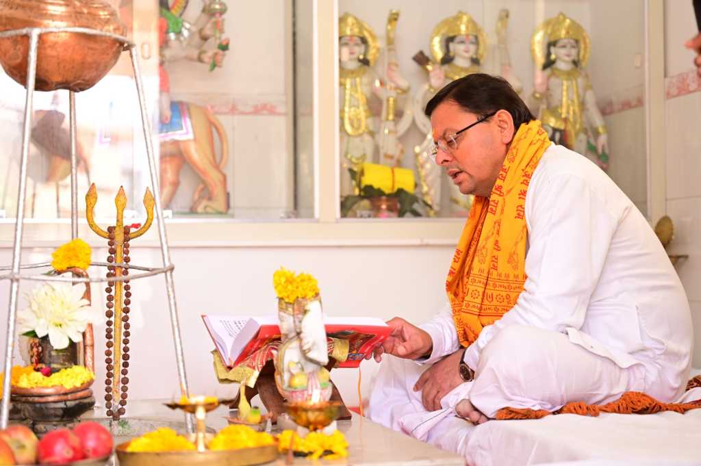 उत्तराखंड में आजराम भक्ति मे लीन हुए सीएम धामी, सुबह सुबह किया राम चरित्र मानस की चौपाइयो का पाठ, तो गौ सेवा भी की।