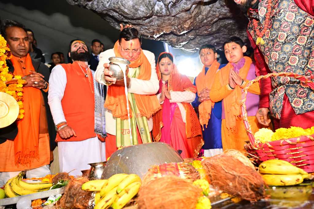 उत्तराखंड में टपकेश्वर मंदिर से सीएम धामी ने किए रामलाला के वर्चुअल दर्शन, सपरिवार की पूजा-अर्चना।