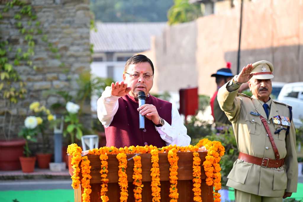 उत्तराखंड में मुख्यमंत्री पुष्कर सिंह धामी ने गणतंत्र दिवस के अवसर पर मुख्यमंत्री आवास में राष्ट्रीय ध्वज फहराया।