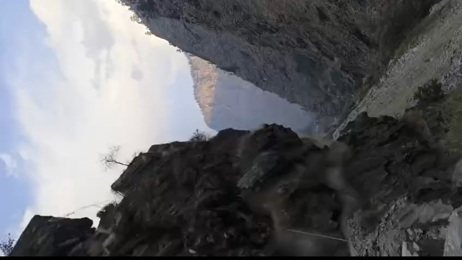 उत्तराखंड में बदरीनाथ हाईवे में सड़क पर भरभराकर गिरा पहाड़, मजदूरों ने भागकर बचाई जान, देखें विडियो।