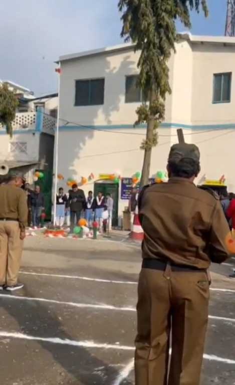 उत्तराखंड में यहाँ ध्वजाहरोण के दौरान सुरक्षाकर्मी ने पीसीएस पर चलाई गोली, अधिकारी घायल, सुरक्षा कर्मी निलंबित देखिए वीडियो।