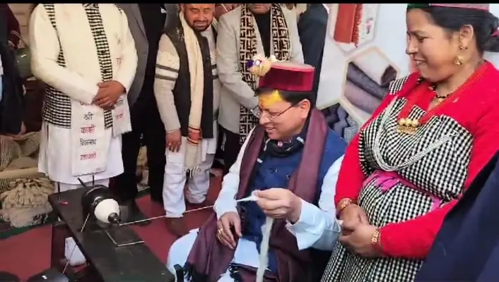 उत्तराखंड में आज सीएम धामी ने की लाल धान की कुटाई. चरखा भी काता।