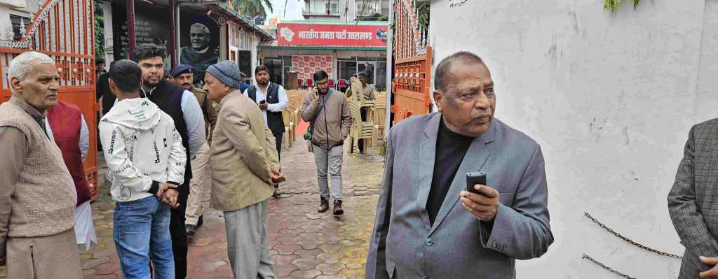 उत्तराखंड में कांग्रेस को झटका PK अग्रवाल पत्नी लक्ष्मी अग्रवाल के साथ बीजेपी मे हो रहें शामिल, कांग्रेस ने पार्टी से निकाला।