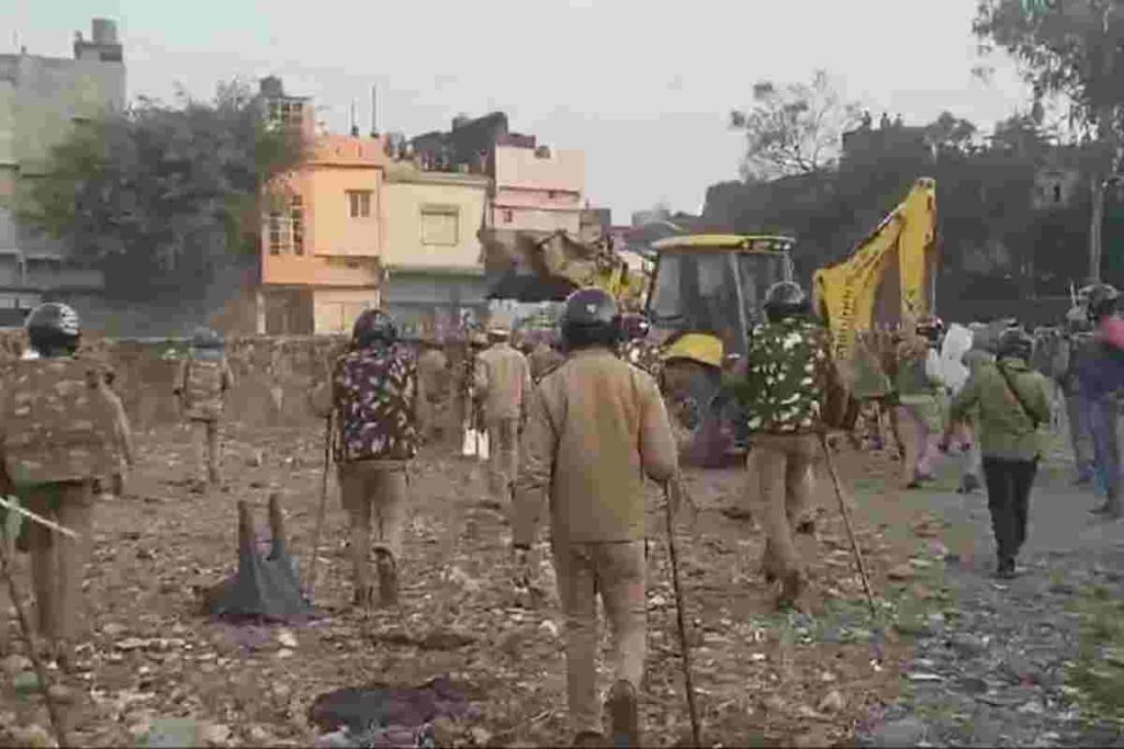 उत्तराखंड में हल्द्वानी के बवाल में छह की मौत, उपद्रवियों को गोली मारने के आदेश, बाजार और स्कूल बंद के भी आदेश, देखिए तस्वीरें।