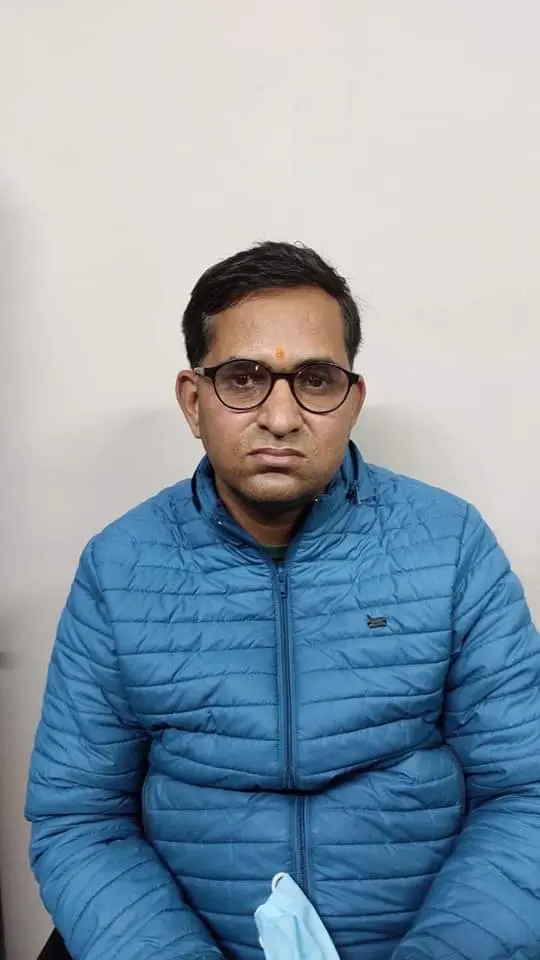 उत्तराखंड में यहाँ नगर निगम के JE 25000 की रिश्वत लेते रंगे हाथों गिरफ्तार।