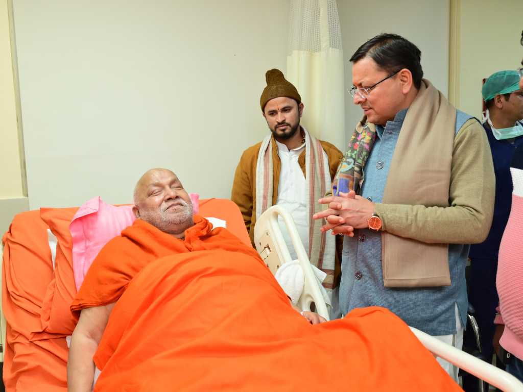 उत्तराखंड में मुख्यमंत्री पुष्कर सिंह धामी ने सिनर्जी अस्पताल में भर्ती जगदगुरू रामभद्राचार्य महाराज से की मुलाक़ात।