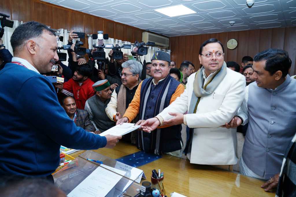 उत्तराखंड में महेंद्र भट्ट ने राज्यसभा के लिए नामांकन किया दाखिल, CM धामी रहे मौजूद।