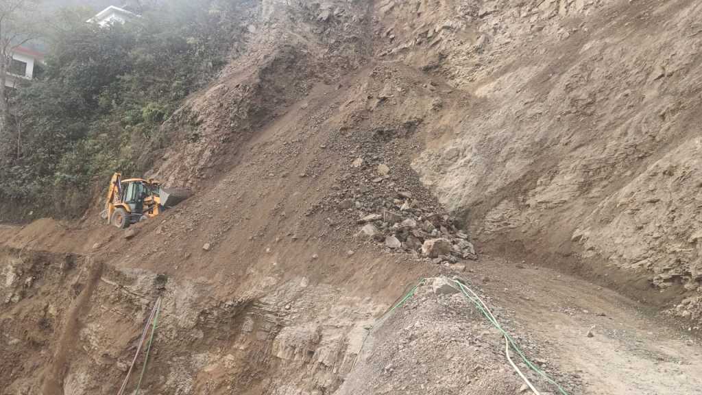 उत्तराखंड में भारी मलबा आने से मसूरी-धनौल्टी-चकराता मार्ग अवरुद्ध।