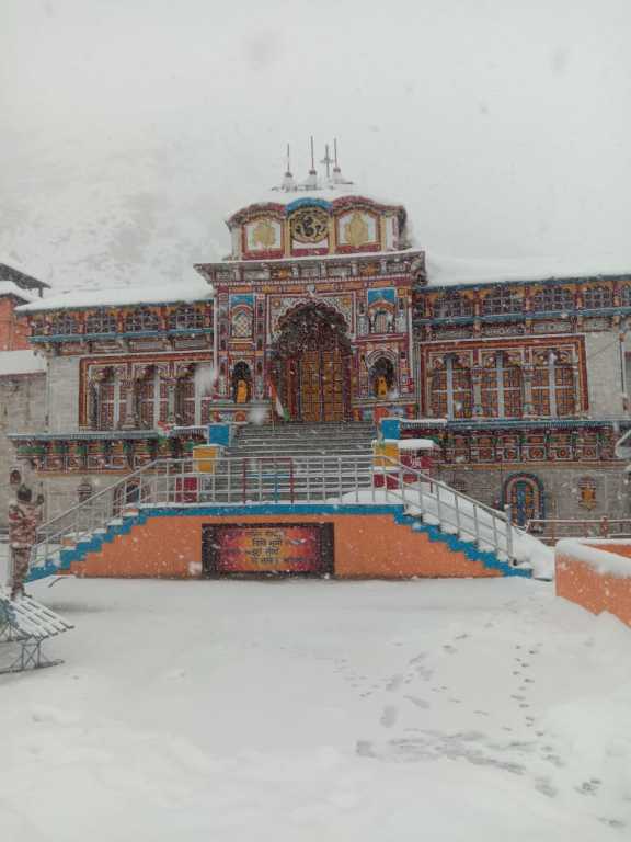 उत्तराखंड के बद्रीनाथ धाम में जबरदस्त बर्फबारी देखिए वीडियो।