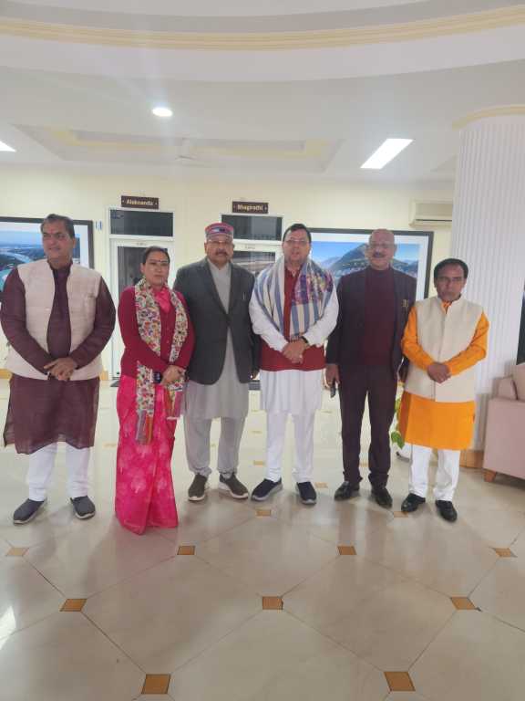 उत्तराखंड के मुख्यमंत्री पुष्कर सिंह धामी अपने कैबिनेट के सहयोगियों के साथ रामलला के दर्शन के लिए रवाना।