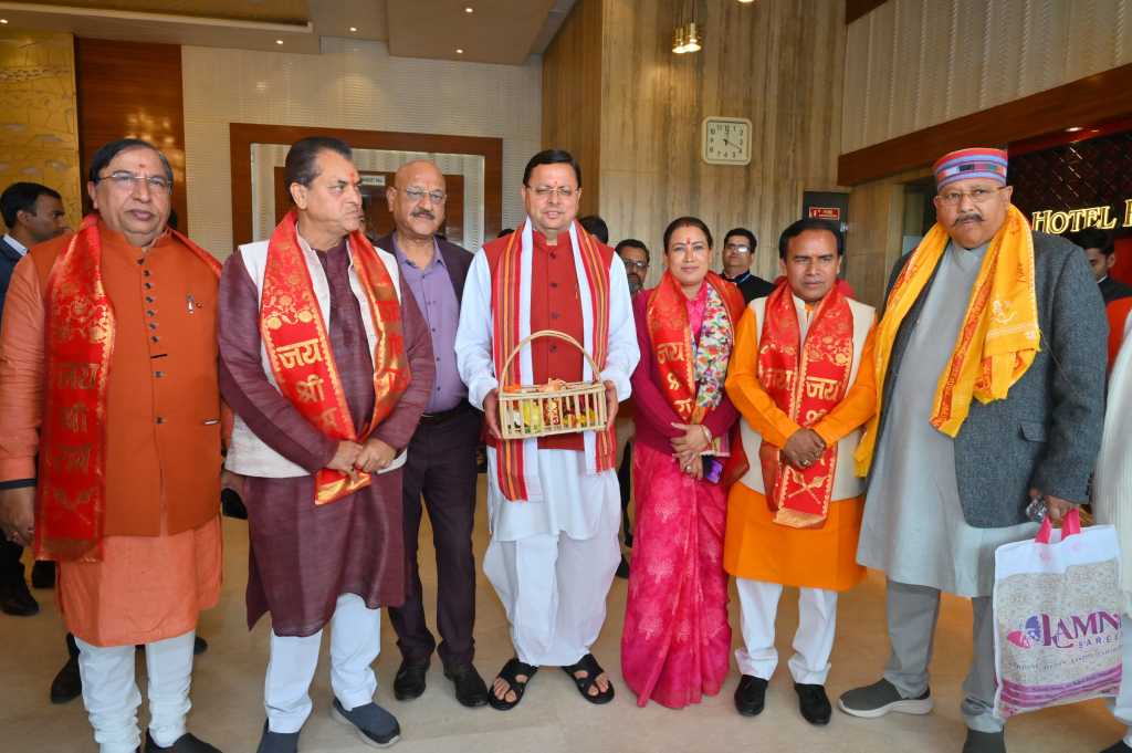 उत्तराखंड में धामी सरकार ने अयोध्या में रामलला के दर्शन किए, भावुक हुए धामी ने कहा, रोम-रोम भक्तिमय और प्रफुल्लित हुआ मन।