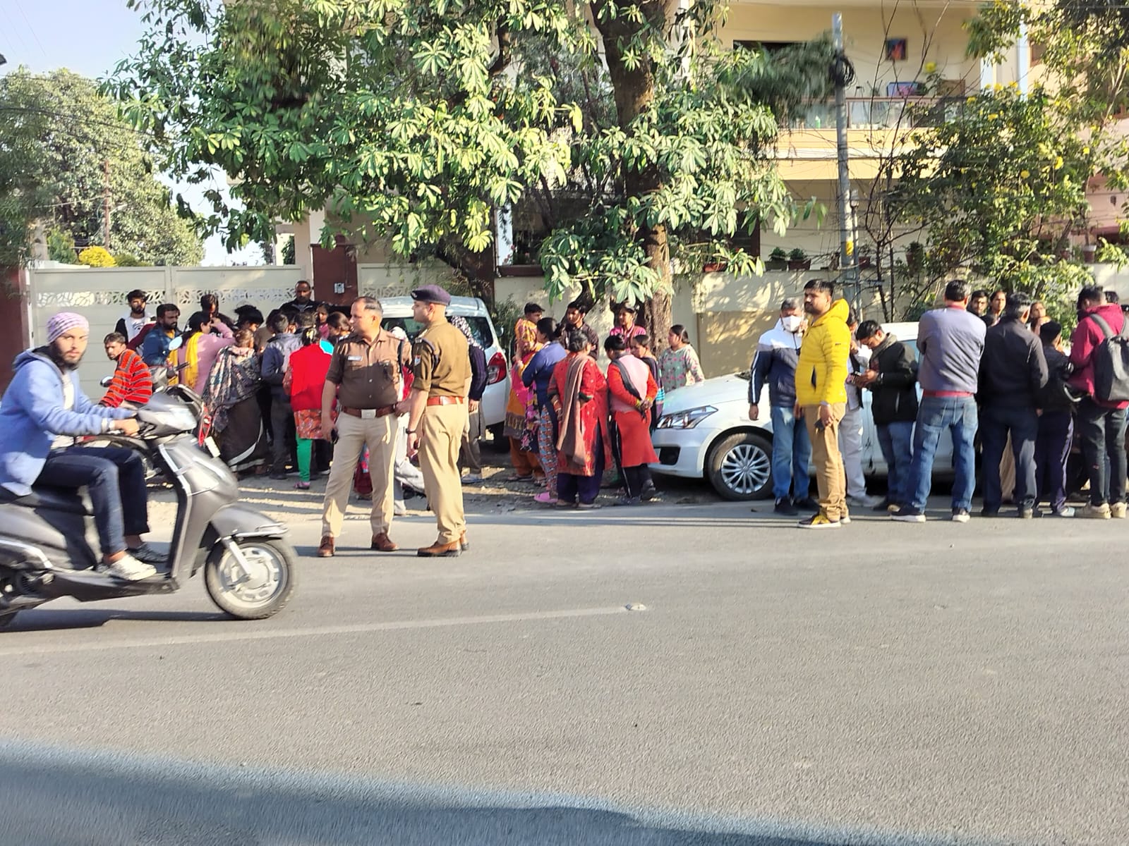 उत्तराखंड की राजधानी की पॉश कालोनी में फंदे पर लटका मिला नाबालिग नौकरानी का शव, दुष्कर्म व हत्या की आशंका।