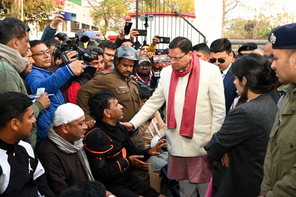 उत्तराखंड में मुख्यमंत्री पुष्कर सिंह धामी ने हल्द्वानी पहुंचकर घायलों से मुलाकात की, कही ये बातें।