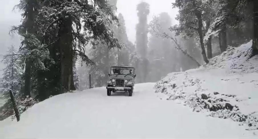 उत्तराखंड के चकराता मे सीजन की दूसरी बर्फबारी देखिए वीडियो।