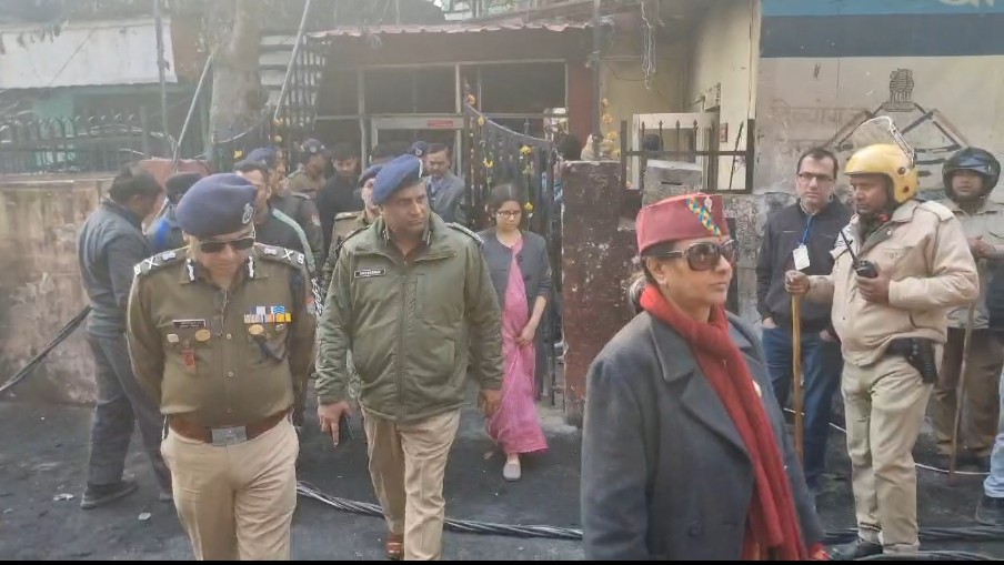 उत्तराखंड में मुख्य सचिव राधा रतूड़ी और डीजीपी अभिनव कुमार ने किया दंगाग्रस्त क्षेत्र बनभूलपुरा का दौरा।