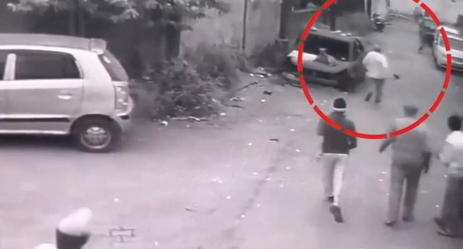 उत्तराखंड के काशीपुर में छात्रा पर जानलेवा हमला करने वाले आरोपी के घर पर चला बुलडोजर, अवैध मकान को किया गया घवस्त।