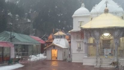 उत्तराखंड में आज चारों धाम में हुई बर्फबारी, फिर बढ़ी ठिठुरन।