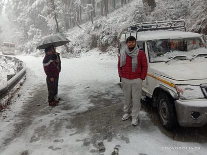 उत्तराखंड के पहाड़ों में व्हाइट कर्फ्यू: भारी बर्फबारी से कई जगह हाईवे रहे बंद, औली में फंसे वाहन,देखे तस्वीरें।