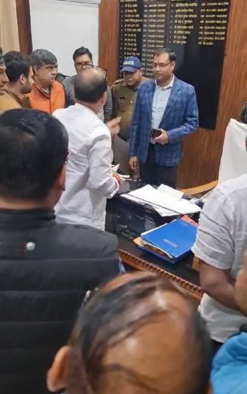 उत्तराखंड के देहरादून नगर निगम में बवाल, विधायक पर कमिश्नर से अभद्रता का आरोप, कर्मचारियों ने की हड़ताल।