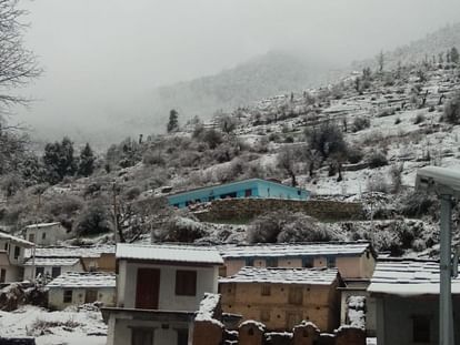 उत्तराखंड में बर्फ की सफेद चादर में लिपटीं औली-चकराता की वादियां, जन्नत से कम नहीं नजारे, घूमना है तो बस चले आइए।