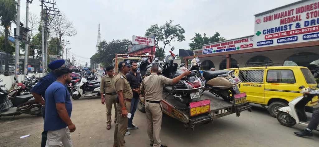 उत्तराखंड की राजधानी में यातायात व्यवस्था को अवरुद्ध करने वाले व्यक्तियों के विरूद्ध दून पुलिस का एक्शन।