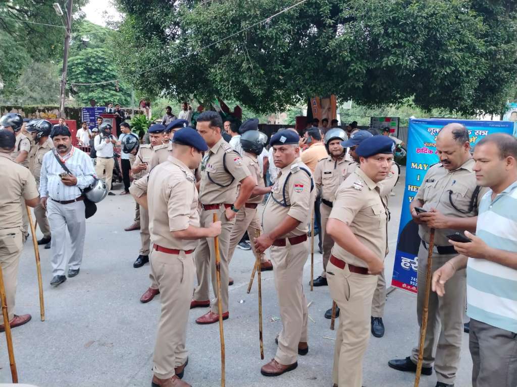 उत्तराखंड की राजधानी के डीएवी कॉलेज में पथराव पुलिस ने संभाला मोर्चा।