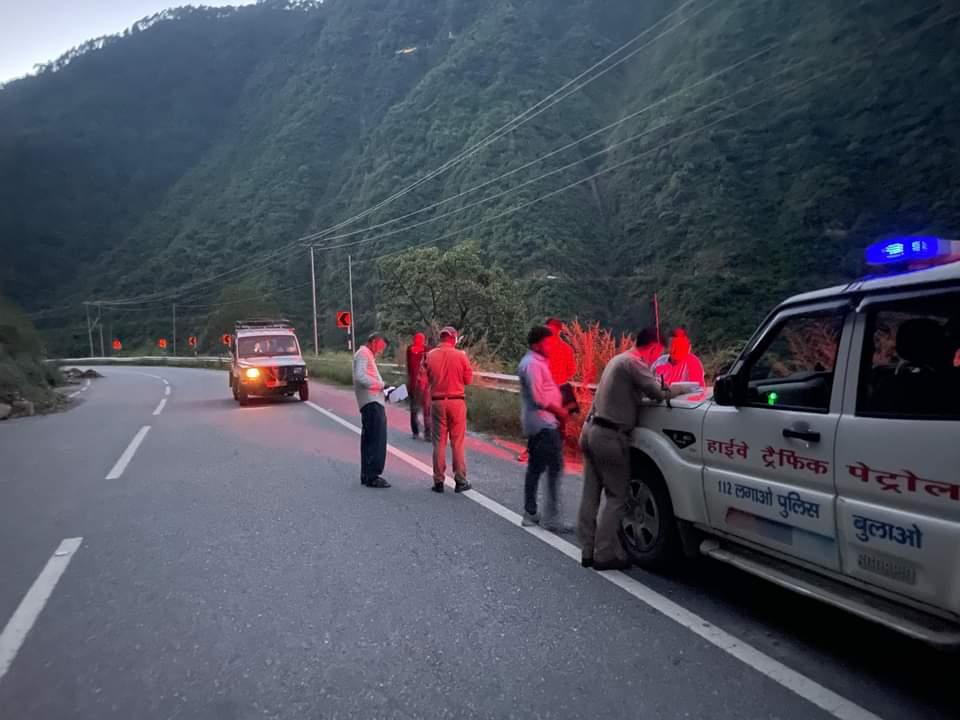 उत्तराखंड में यहाँ गाड़ियों में रंगीन लाइट और हूटर लगाने वाले सावधान! पुलिस सिखाएगी सबक।