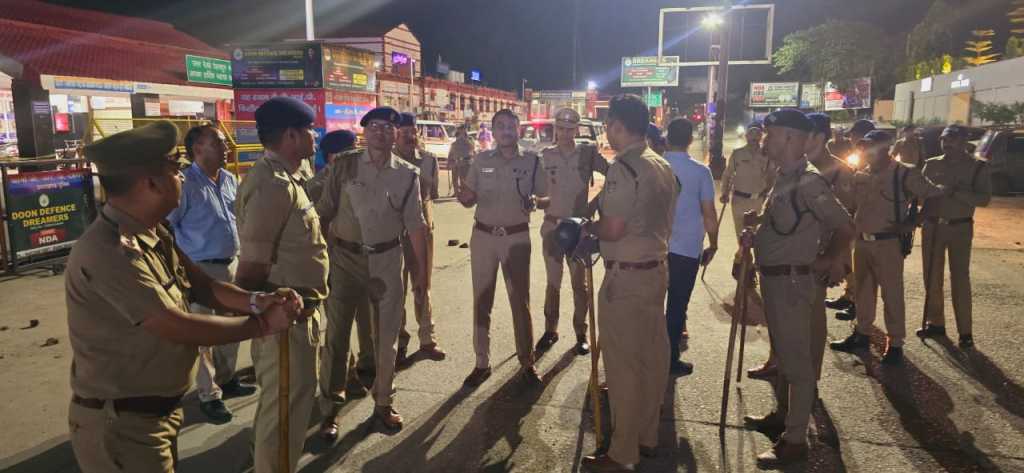 उत्तराखंड की राजधानी में देर रात हुआ पत्थराव, पुलिस ने तेजी से संभाला मोर्चा वरना हो सकती थी बड़ी घटना, SSP अजय सिंह ने खुद संभाला था मोर्चा।