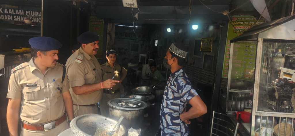 उत्तराखंड में मुख्यमंत्री के सख्त निर्देशों पर राजधानी में चला व्यापक चेकिंग अभियान, सडक किनारे स्थित होटल/ढाबों/रेस्टोरेंटों/फूड स्टालों/फूड वैनों पर गौरा शक्ति चीता यूनिट द्वारा भी की आकस्मिक चैकिंग।