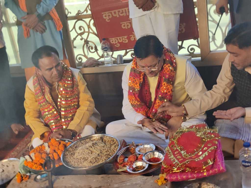 उत्तराखंड में मुख्यमंत्री पुष्कर सिंह धामी ने गुरूवार को धारी देवी मंदिर में पूजा-अर्चना की।