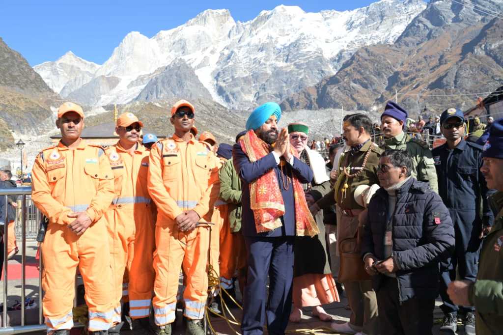 उत्तराखंड में आज बाबा केदार के दर पर पहुंचे राज्यपाल गुरमीत सिंह, तीर्थ पुरोहित एवं पुजारियों ने रुद्राक्ष एवं फूल मालाओं से किया स्वागत।