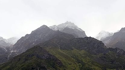 उत्तराखंड में बदरीनाथ की चोटियों और हेमकुंड साहिब में हुई बर्फबारी, बढ़ी ठंड।