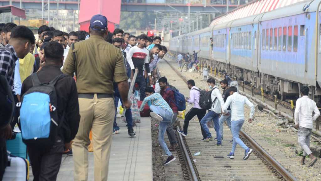 दिल्ली आइएसबीटी पर उत्तराखंड के यात्रियों में सीट के लिए मारामारी, दून आने वाली बसें फुल; ट्रेनें पैक।