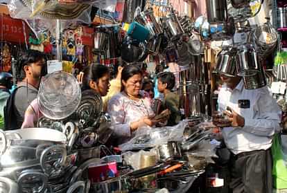 उत्तराखंड में राजधानी के बाजारों में धनतेरस पर खूब भीड़ उमड़ी, जमकर हुई खरीदारी।