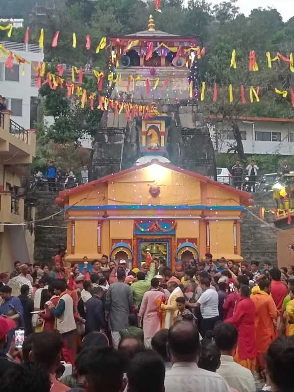 उत्तराखंड में बाबा केदारनाथ की पंचमुखी डोली श्री विश्वनाथ मंदिर गुप्तकाशी पहुंची, मंगलवार पंचमुखी डोली शीतकालीन गद्दीस्थल श्री ओंकारेश्वर मंदिर उखीमठ पहुंचेगी।