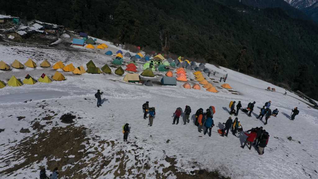 उत्तराखंड में साफ मौसम और चटख धूप के बीच जिले के पर्यटन स्थलों पर नये साल का जश्न मनाने के लिए बड़ी संख्या में पर्यटकों का आगमन।