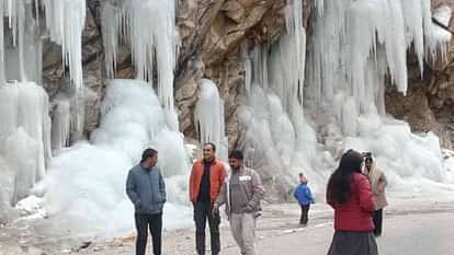 उत्तराखंड के नीती घाटी में जमे झरने, कड़ाके की ठंड के बाद भी दीदार के लिए पहुंच रहे पर्यटक, नदी देख हुए रोमांचित।