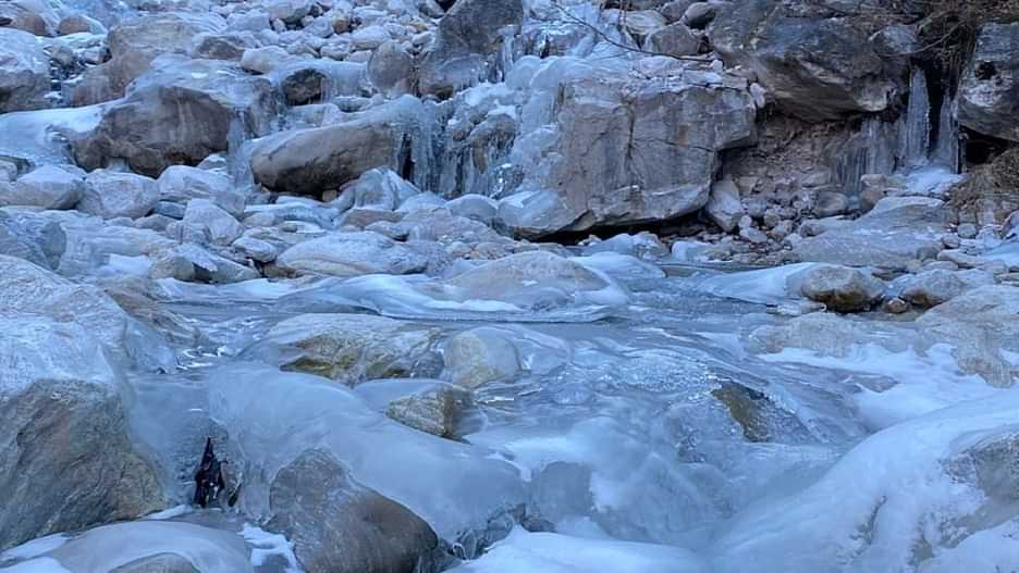 उत्तराखंड के पिथौरागढ़ में सीजन की दूसरी बर्फबारी, बर्फ से सफेद हुए पहाड़…जमे गाड़-गधेरे; देखें तस्वीरें।