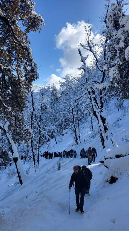 उत्तराखंड के केदारकांठा में नए साल का जश्न मनाने उमड़े पर्यटक, खूबसरत वादियों की तस्वीरें देख नजर नहीं हटेगी।