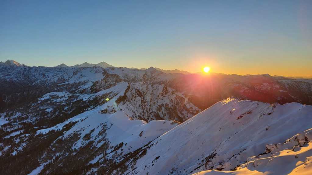 उत्तराखंड की फूलों की घाटी में अभी चार फीट बर्फ, अच्छी बर्फबारी से कई दुर्लभ प्रजाति के फूल खिलने की उम्मीद।