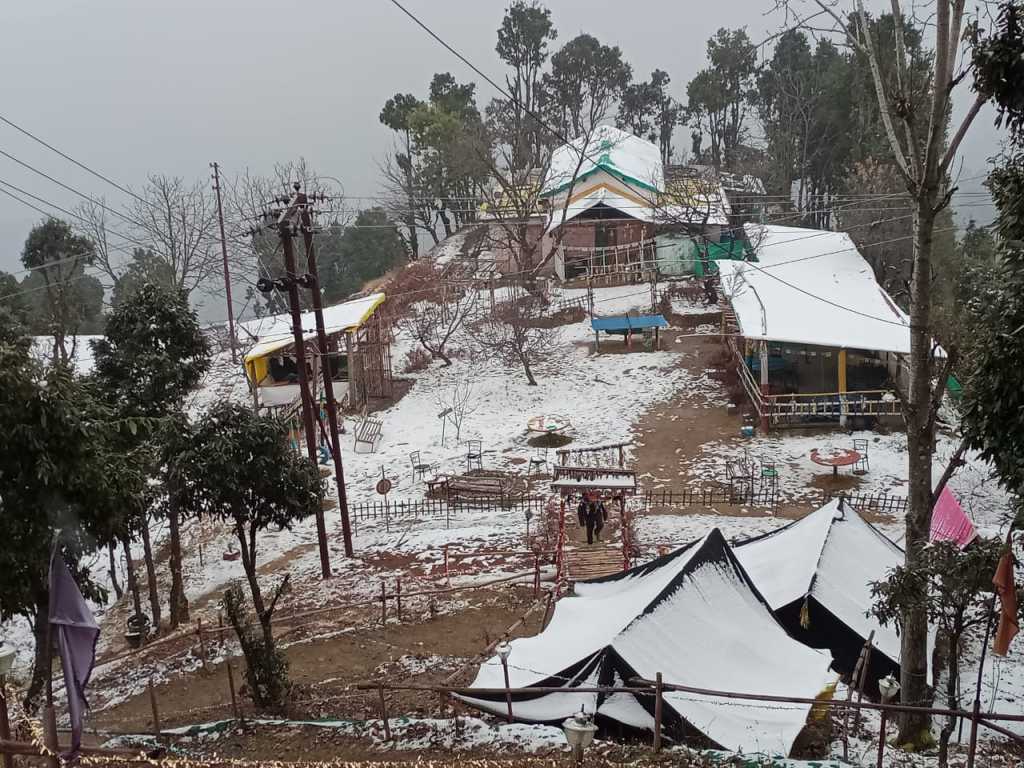 उत्तराखंड में धनोल्टी,कानाताल,सुरकन्डा देवी मंदिर और प्रतापनगर की पहाड़ियों पर हुई हल्की बर्फबारी।