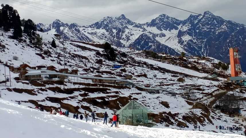 उत्तराखंड में पर्यटकों से गुलजार बर्फ की सफेद चादर में लिपटा औली, बदरीनाथ-हेमकुंड साहिब में भी हिमपात, तस्वीरें।