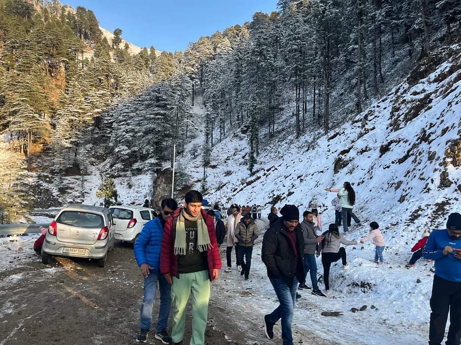 उत्तराखंड में बर्फबारी होते ही पर्यटकों ने किया मसूरी-धनोल्टी का रुख, चकराता में भी उमड़े सैलानी, देखे तस्वीरें।