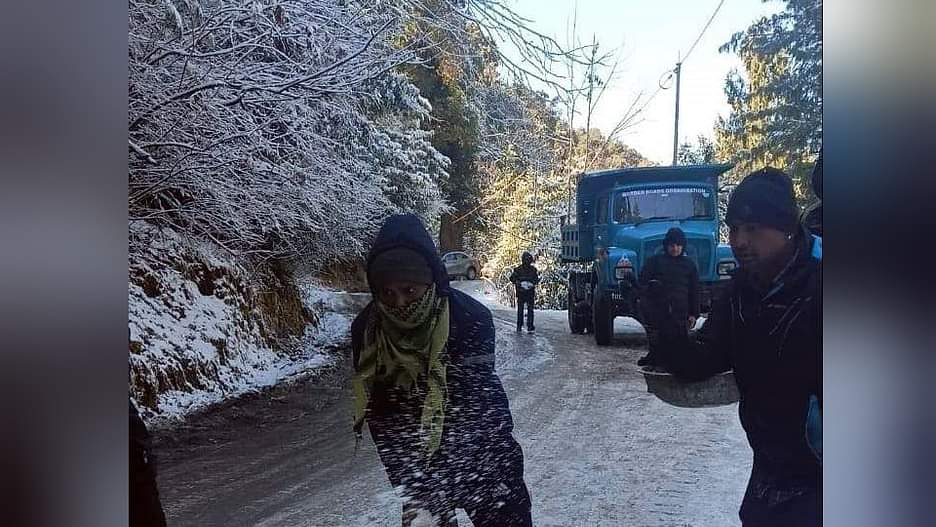 उत्तराखंड में दो दिन बाद रुकी बर्फबारी, बदरीनाथ हाईवे माणा गांव तक बंद, औली-मलारी में फिसल रहे वाहन, देखे तस्वीरें