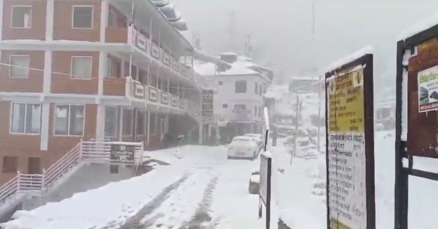 उत्तराखंड में देहरादून के लोखंडी में भी एक बार फिर से भारी बर्फबारी शुरू हो गयी।