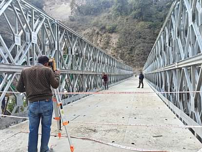 उत्तराखंड के कुंड में 70 मीटर लंबा बैली ब्रिज बनकर हुआ तैयार, ट्रायल भी सफल।