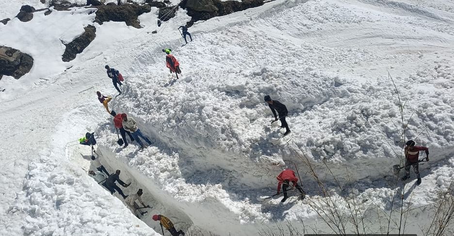 उत्तराखंड में बर्फ की घाटी से होकर बाबा के दर्शन को पहुंचे श्रद्धालु, हिमखंडों को काटकर बन रहा रास्ता, तस्वीरें।