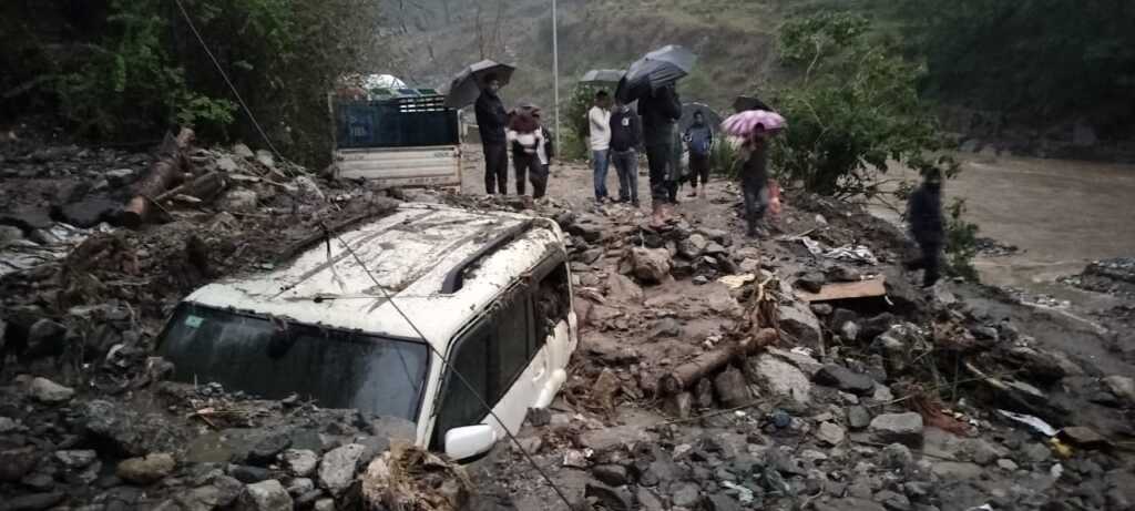 उत्तराखंड के चमोली मे आसमानी आफत से मची तबाही, देखिए वीडियो मे मंजर।