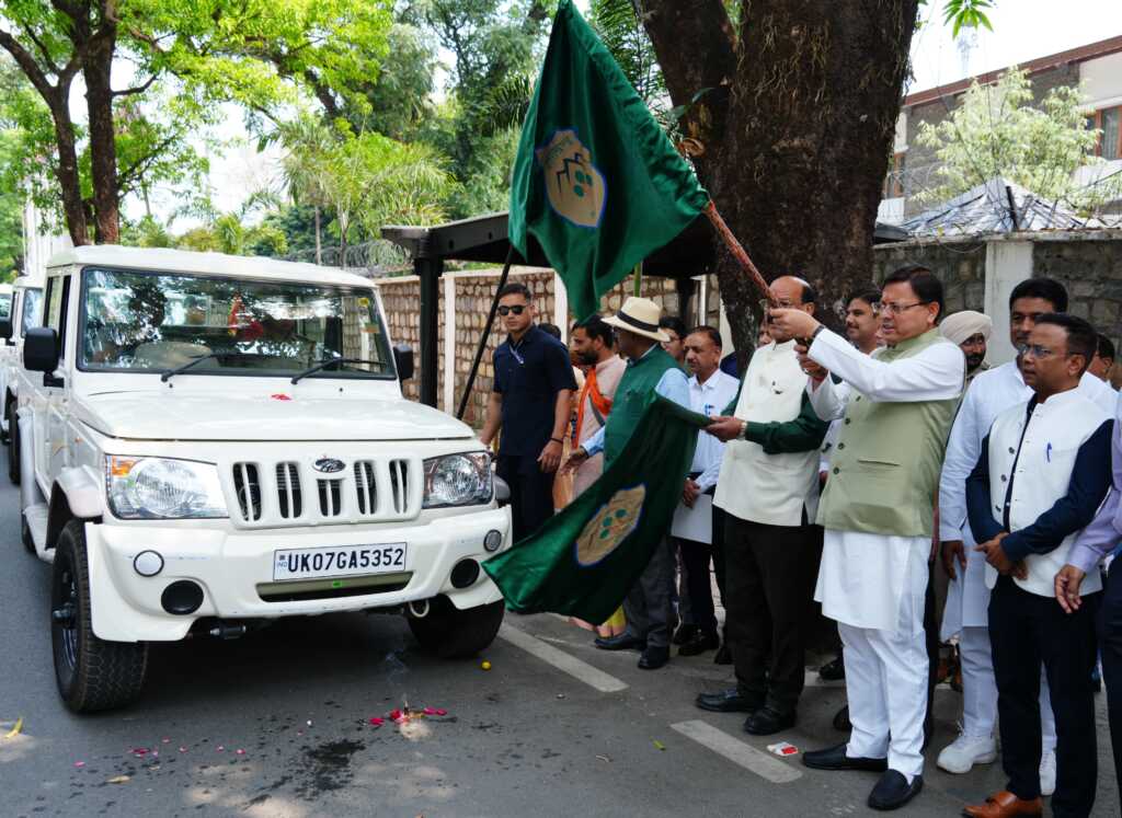 उत्तराखंड में आज सीएम धामी ने 23 बोलेरो कैम्पर वाहनों को हरी झंडी दिखाकर रवाना किया।